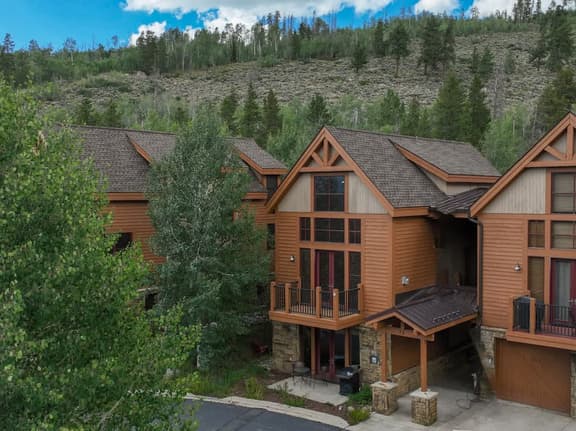 Luxury Keystone Condo with Forest Views - Image 1