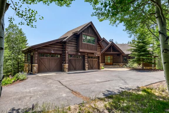 Escape to the heart of the Rockies! Luxury 5 bedroom home in Silverthorne!